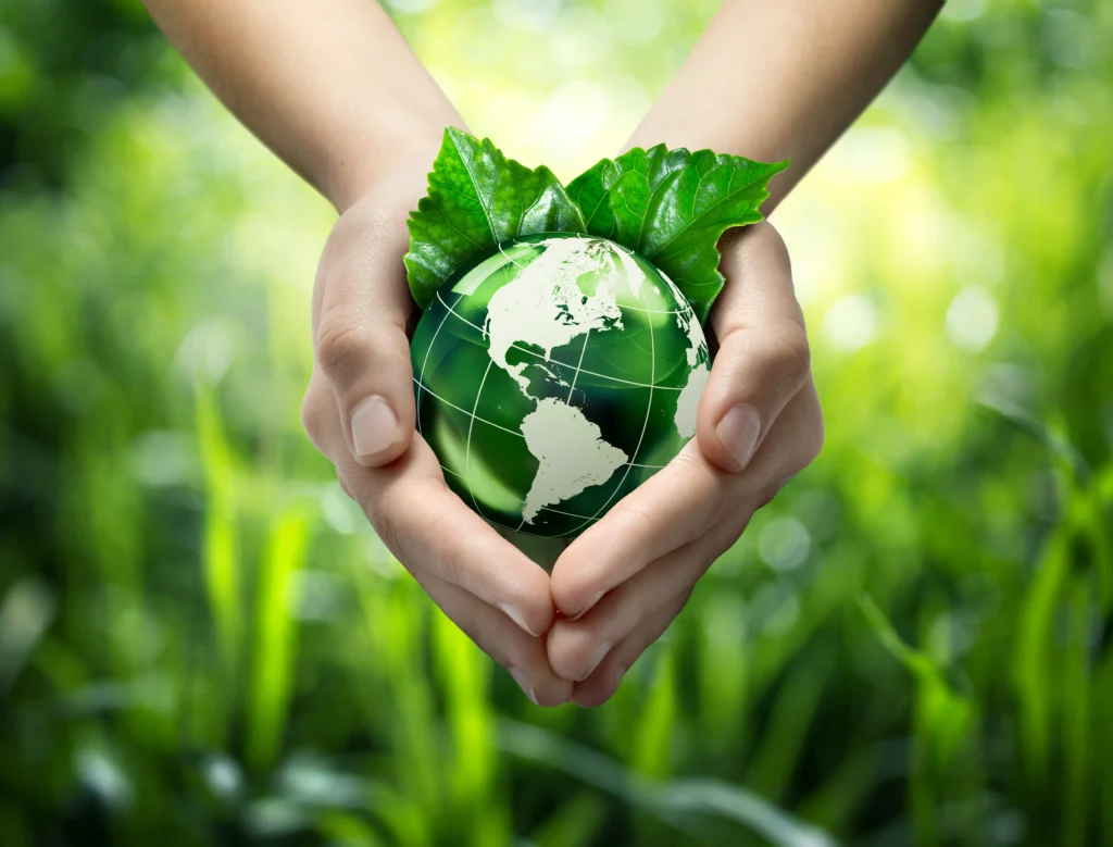 Cátedras sobre Ecología Integral y Desarrollo Sostenible tendrán su espacio de difusión en Pagina Web de la RUC planeta verde en las manos del corazon usa concepto de medio ambiente shutterstock 159411446